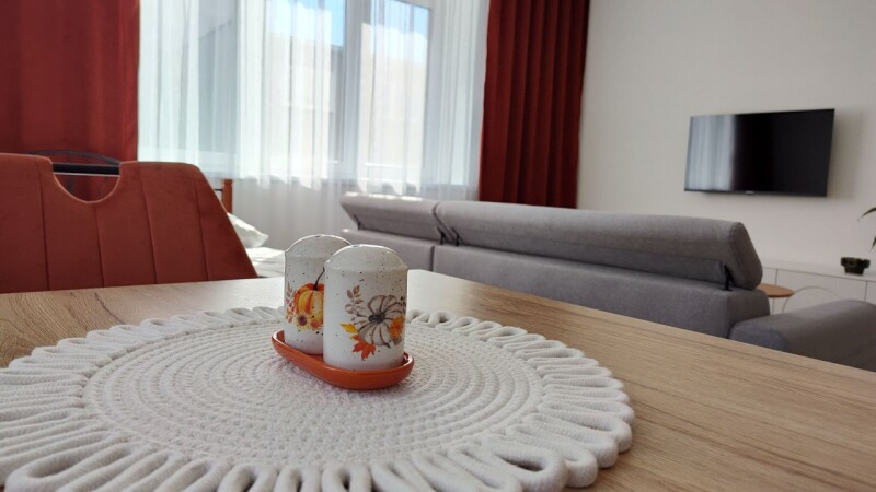 Der Essbereich bietet Blick auf den Smart-TV.